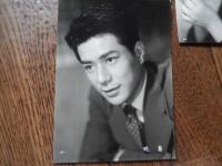 成瀬巳喜男　映画　晩菊　スチール3点　15cm-11cm 林芙美子の短編小説『晩菊』『水仙』『白鷺』を、田中澄江と井手俊郎が共同で脚色し、成瀬巳喜男が監督した女性映画。盛りを過ぎた四人の元芸者たちの人生を、ユーモラスかつシニカルに描く。
初公開： 1954年6月22日
監督： 成瀬 巳喜男　キャスト　杉村春子　上原謙　小泉博