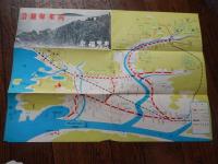 京福電車バス沿線案内　37.5cm-26cm　昭和30年〜40年代

1944年には永平寺鉄道・丸岡鉄道も合併し、1950年頃には京都と福井で合わせて120.9kmもの路線網を擁することになった。その後はモータリゼーションの進展に伴い、1960年代から、福井支社管内の不採算路線・区間の廃止や、叡山本線・鞍馬線を叡山電鉄として分社化するなどの合理化を進めた。当初は阪神電気鉄道と関係が深く、車両や技術面の共通性も見られた。1960年頃までは観光開発地域の競合する京阪電気鉄道と激しく争っていた。
1942年（昭和17年）
        3月2日 京福電気鉄道株式会社設立。京都電燈の鉄軌道事業を継承。
        8月1日 鞍馬電気鉄道・三国芦原電鉄を合併。鞍馬線、三国芦原線とする。
    1944年（昭和19年）12月1日 永平寺鉄道・丸岡鉄道を合併。永平寺線、丸岡線とする。
    1946年（昭和21年）8月7日 京都バス株式会社を全額出資の子会社として設立、京都地区のバス事業子会社を統合。
    1948年（昭和23年）11月26日 福井県乗合自動車の乗合バス事業の一部を譲受。
    1952年（昭和27年）11月12日 子会社として三国競艇施設（現・三国観光産業）設立。
    1956年（昭和31年）7月5日 比叡山ロープウェー営業開始。
    1959年（昭和34年）4月16日 比叡山頂遊園営業開始。
    1960年（昭和35年）10月20日 福井支社でタクシー事業営業開始。
    1962年（昭和37年）4月1日 京福タクシーにタクシー事業を譲渡。
    1963年（昭和38年）8月1日 福井県乗合自動車を合併し、福井地区のバス事業を直営化。
    1964年（昭和39年）
        1月5日 京福電鉄鞍馬線電車衝突事故発生。
        8月22日 越前本線 保田-発坂間 衝突事故発生 1名死亡。
        10月2日 八瀬遊園営業開始。
        12月24日 比叡山人工スキー場営業開始。
    1968年（昭和43年）7月11日 丸岡線を廃止。