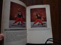 Break dance: Electric boogie, Egyptian, moonwalk
by Bonnie Nadell 　ブレイクダンス　