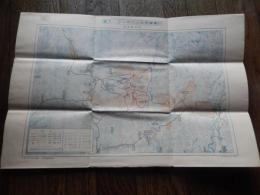 妙高高原中心スキー・コース図　裏面・経路案内　地図
新潟鉄道局編・刊 刊行年 昭10年発行 ４6×３1ｃｍ　

スキー発祥の地・高田に隣接した妙高高原は、明治の頃より、芸術の題材となる景勝地として、多くの文人・芸術家たちを惹きつけてきた。明治32（1899）年、尾崎紅葉が妙高を訪れ、紀行文「煙霞療養」にて妙高を紹介する。そこで「天下一」と称された赤倉は全国的に知られるところに。岡倉天心、与謝野晶子、与謝野鉄幹、有島武郎、田山花袋、徳富蘆花らも赤倉を訪れ、歌を残している。名だたる文人を惹きつけてきた妙高に、スキー旅行という文化が加わったのは大正時代。レルヒ少佐自身、スキー登山のため、妙高山を訪れている。少佐からスキーを教わった高橋翠郊（すいこう）や中江徳三郎は、妙高にある燕温泉を拠点に、山スキーを楽しむようになった。
大正時代の終わりには、赤倉温泉に、高松宮殿下、秩父宮殿下などの皇族がスキーに訪れたこともあり、妙高高原は、夏場の避暑地としてだけではなく、冬のリゾート地としても有名になり、スキーや温泉を楽しむ人々でにぎわいを見せるようになった。
その賑わいの中に学生スキーヤーの姿が増えたのは、昭和の初め頃。これは、高田第13師団団長の長岡外史の影響が大きいと言われている。当時の旅団長や師団長の師弟が学習院大学に進学した結果、スキー人口が大学内で増加し、多くの学習院大学生スキーヤーが燕温泉にやって来るようになったのだ。講談社出版の「昭和二万日の全記録」の全国著名スキー場番付では、上位に妙高山近辺のスキー場が見られ、昭和初期当時から妙高界隈は全国的なスキー場として有名だったことがうかがえる。昭和12（1937）年、当時の日本政府の外貨獲得政策として国際リゾートホテル建設が推進され、その一つとして選ばれたのも妙高の地。そして建設されたのが赤倉観光ホテル。以降、妙高は国内のみならず、海外からの賓客のスキー旅行の目的地となってきたのである。