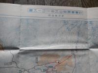 妙高高原中心スキー・コース図　裏面・経路案内　地図
新潟鉄道局編・刊 刊行年 昭10年発行 ４6×３1ｃｍ　

スキー発祥の地・高田に隣接した妙高高原は、明治の頃より、芸術の題材となる景勝地として、多くの文人・芸術家たちを惹きつけてきた。明治32（1899）年、尾崎紅葉が妙高を訪れ、紀行文「煙霞療養」にて妙高を紹介する。そこで「天下一」と称された赤倉は全国的に知られるところに。岡倉天心、与謝野晶子、与謝野鉄幹、有島武郎、田山花袋、徳富蘆花らも赤倉を訪れ、歌を残している。名だたる文人を惹きつけてきた妙高に、スキー旅行という文化が加わったのは大正時代。レルヒ少佐自身、スキー登山のため、妙高山を訪れている。少佐からスキーを教わった高橋翠郊（すいこう）や中江徳三郎は、妙高にある燕温泉を拠点に、山スキーを楽しむようになった。
大正時代の終わりには、赤倉温泉に、高松宮殿下、秩父宮殿下などの皇族がスキーに訪れたこともあり、妙高高原は、夏場の避暑地としてだけではなく、冬のリゾート地としても有名になり、スキーや温泉を楽しむ人々でにぎわいを見せるようになった。
その賑わいの中に学生スキーヤーの姿が増えたのは、昭和の初め頃。これは、高田第13師団団長の長岡外史の影響が大きいと言われている。当時の旅団長や師団長の師弟が学習院大学に進学した結果、スキー人口が大学内で増加し、多くの学習院大学生スキーヤーが燕温泉にやって来るようになったのだ。講談社出版の「昭和二万日の全記録」の全国著名スキー場番付では、上位に妙高山近辺のスキー場が見られ、昭和初期当時から妙高界隈は全国的なスキー場として有名だったことがうかがえる。昭和12（1937）年、当時の日本政府の外貨獲得政策として国際リゾートホテル建設が推進され、その一つとして選ばれたのも妙高の地。そして建設されたのが赤倉観光ホテル。以降、妙高は国内のみならず、海外からの賓客のスキー旅行の目的地となってきたのである。