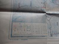 妙高高原中心スキー・コース図　裏面・経路案内　地図
新潟鉄道局編・刊 刊行年 昭10年発行 ４6×３1ｃｍ　

スキー発祥の地・高田に隣接した妙高高原は、明治の頃より、芸術の題材となる景勝地として、多くの文人・芸術家たちを惹きつけてきた。明治32（1899）年、尾崎紅葉が妙高を訪れ、紀行文「煙霞療養」にて妙高を紹介する。そこで「天下一」と称された赤倉は全国的に知られるところに。岡倉天心、与謝野晶子、与謝野鉄幹、有島武郎、田山花袋、徳富蘆花らも赤倉を訪れ、歌を残している。名だたる文人を惹きつけてきた妙高に、スキー旅行という文化が加わったのは大正時代。レルヒ少佐自身、スキー登山のため、妙高山を訪れている。少佐からスキーを教わった高橋翠郊（すいこう）や中江徳三郎は、妙高にある燕温泉を拠点に、山スキーを楽しむようになった。
大正時代の終わりには、赤倉温泉に、高松宮殿下、秩父宮殿下などの皇族がスキーに訪れたこともあり、妙高高原は、夏場の避暑地としてだけではなく、冬のリゾート地としても有名になり、スキーや温泉を楽しむ人々でにぎわいを見せるようになった。
その賑わいの中に学生スキーヤーの姿が増えたのは、昭和の初め頃。これは、高田第13師団団長の長岡外史の影響が大きいと言われている。当時の旅団長や師団長の師弟が学習院大学に進学した結果、スキー人口が大学内で増加し、多くの学習院大学生スキーヤーが燕温泉にやって来るようになったのだ。講談社出版の「昭和二万日の全記録」の全国著名スキー場番付では、上位に妙高山近辺のスキー場が見られ、昭和初期当時から妙高界隈は全国的なスキー場として有名だったことがうかがえる。昭和12（1937）年、当時の日本政府の外貨獲得政策として国際リゾートホテル建設が推進され、その一つとして選ばれたのも妙高の地。そして建設されたのが赤倉観光ホテル。以降、妙高は国内のみならず、海外からの賓客のスキー旅行の目的地となってきたのである。