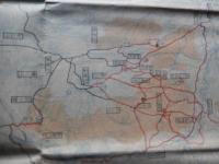 妙高高原中心スキー・コース図　裏面・経路案内　地図
新潟鉄道局編・刊 刊行年 昭10年発行 ４6×３1ｃｍ　

スキー発祥の地・高田に隣接した妙高高原は、明治の頃より、芸術の題材となる景勝地として、多くの文人・芸術家たちを惹きつけてきた。明治32（1899）年、尾崎紅葉が妙高を訪れ、紀行文「煙霞療養」にて妙高を紹介する。そこで「天下一」と称された赤倉は全国的に知られるところに。岡倉天心、与謝野晶子、与謝野鉄幹、有島武郎、田山花袋、徳富蘆花らも赤倉を訪れ、歌を残している。名だたる文人を惹きつけてきた妙高に、スキー旅行という文化が加わったのは大正時代。レルヒ少佐自身、スキー登山のため、妙高山を訪れている。少佐からスキーを教わった高橋翠郊（すいこう）や中江徳三郎は、妙高にある燕温泉を拠点に、山スキーを楽しむようになった。
大正時代の終わりには、赤倉温泉に、高松宮殿下、秩父宮殿下などの皇族がスキーに訪れたこともあり、妙高高原は、夏場の避暑地としてだけではなく、冬のリゾート地としても有名になり、スキーや温泉を楽しむ人々でにぎわいを見せるようになった。
その賑わいの中に学生スキーヤーの姿が増えたのは、昭和の初め頃。これは、高田第13師団団長の長岡外史の影響が大きいと言われている。当時の旅団長や師団長の師弟が学習院大学に進学した結果、スキー人口が大学内で増加し、多くの学習院大学生スキーヤーが燕温泉にやって来るようになったのだ。講談社出版の「昭和二万日の全記録」の全国著名スキー場番付では、上位に妙高山近辺のスキー場が見られ、昭和初期当時から妙高界隈は全国的なスキー場として有名だったことがうかがえる。昭和12（1937）年、当時の日本政府の外貨獲得政策として国際リゾートホテル建設が推進され、その一つとして選ばれたのも妙高の地。そして建設されたのが赤倉観光ホテル。以降、妙高は国内のみならず、海外からの賓客のスキー旅行の目的地となってきたのである。