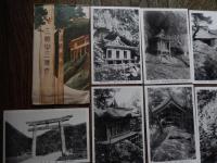 山陰霊場　三徳山三佛寺 戦前絵葉書8枚組　
三徳山三佛寺は、標高899.9mの三徳山にある天台宗の古刹である。

麓に輪光、正善、皆成の三院、そして本堂の裏の宿入橋を渡ると、背後にそびえる輝石安山岩とその集塊岩の急な北斜面を利用して、 文殊堂、地蔵堂、納経堂、投入堂といった多数の国宝や重要文化財の建造物、鐘楼、観音堂、元結掛堂、不動堂、十一面観音堂等が建てられている。三佛寺の由緒は明確ではないが、寺伝によると、慶雲三年（706）役小角が三弁の蓮花を散らしたところ、その一弁がここに落ちたので（ほかは伊予石槌山と吉野） 堂宇を建てて修験の行場にしたといわれている。 三徳山奥の院「投入堂」は役の行者が法力で投入れたとされ、 建立方法については、今もなお謎のままである。 

