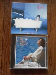 CD2枚　石川優子　Stupid Cupid　月曜日のシャンプー　見本品

小学校4年生の時に守口市少年少女合唱団に10倍以上の競争率を乗り越え合格した。中学3年でギターをはじめ、高校時代は女性デュオの「スリーピー」、高校3年から短大にかけてはバンドの「ファンタスティック」などに参加して活動した。1978年、第16回ヤマハポピュラーソングコンテストつま恋本選会に、CHAGE and ASKA、円広志、大友裕子、クリスタルキングらと共に出場し、「夜の雨」を歌った。1979年、国際チリ音楽祭に「悲しさ夢色」で出場した。同年3月「沈丁花」でプロデビューした。続く2枚目シングルでは、石川本人が作詞・作曲した「レット・ミー・フライ」をリリースした。同年10月発売の三枚目のシングル「クリスタル モーニング」が、本人出演の「コルゲントローチ」CM曲となり、スマッシュヒットした。1981年には、シングル「シンデレラ サマー」が同年のJAL沖縄キャンペーンソングに使用された。ラジオ番組のDJとしても人気を集め、『MBSヤングタウン』木曜日をはじめとして、数々の番組を担当した。また、音楽活動だけに留まらずタレントとしても活動した。グラマラスな体型をグラビア雑誌で披露することもあった。「シンデレラ サマー」のヒットの際には、『ザ・ベストテン』（TBS）に7週連続登場した。『ザ・ベストテン』の放送日が『MBSヤングタウン』の担当曜日である木曜日であったので、MBSの千里丘スタジオや隣のミリカプールなどで毎回中継が行われていた。1983年頃から、他のアーティストやアイドルへ楽曲提供するようになる。1983年に河合奈保子、1984年には早見優、さらには冨永みーな、デューク・エイセス等にも作品を提供し、ソングライターとしての活動も活発に行う。1984年、「石川優子とチャゲ」名義でシングル曲「ふたりの愛ランド」をリリースした。同曲は、「シンデレラ サマー」と同じくJAL沖縄キャンペーンソングに使用された。チャゲ作曲の小気味よいデュエット曲はその夏の代表的なヒット曲となり、ザ・ベストテンには11週連続登場（最高2位）する快挙であった。オリコン年間ランキングにおいては16位、ザ・ベストテン年間ランキングでは10位を獲得した。


 