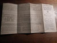 戦前　Long Island Rail Road Time Table ロングアイランド鉄道時刻表　1931年9月　66cmー18.5cm

LIRRは1834年にニューヨークとボストンを結ぶ計画で認可された。この計画ではロングアイランド東端のグリーンポートからコネチカット州ストーニントン（Stonington）はフェリーで連絡する予定だった。しかし、完全陸路でコネチカット州を通る鉄道、後のニューヨーク・ニューヘイブン・アンド・ハートフォード鉄道が開通したため、ボストンまでの延伸は断念した。以後、LIRRはロングアイランド内での鉄道会社同士の競争に重点を移してゆく。LIRRは1870年代にはこれらすべての路線を合併し、ロングアイランドの鉄道輸送で独占的な立場になった。LIRRは度々経営危機に陥っていたが、1900年にはペンシルバニア鉄道（PPR）がLIRRを買収し、傘下に収めた。PRRはLIRRが温めていたマンハッタン延長計画を推進し、1910年9月には自社路線のターミナル駅であり、マンハッタンの一等地に建つペンシルベニア駅へのLIRR乗り入れが実現することになる。この他にも当時潤沢な資金の有ったPRRとLIRRは以後半世紀近く関係を持ち続け、設備の近代化が進んだ。第二次世界大戦後には鉄道は斜陽産業となり利益は減る一方であった。苦しくなったPRRはLIRRの経営権を放棄し、LIRRは1949年に破綻、経営権は管財人のもとに移った。ニューヨーク州はこの鉄道がロングアイランド島の未来にどれほど重要かを理解していたので、破綻してから長きにわたり援助を続けた。1966年にはPRRが持っていた株式を州が買い取り、新設した交通部門のメトロポリタン・コミューター・トランスポーテーション・オーソリティー（Metropolitan Commuter Transportation Authority）の傘下に置いた。この組織は1968年にメトロポリタン・トランスポーテーション・オーソリティ（MTA）と名を変え現在まで続いている。MTAのもとでLIRRの再建は進み、現在アメリカで最も多くの人々が利用する通勤鉄道にまで成長した。 