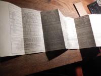 戦前　Long Island Rail Road Time Table ロングアイランド鉄道時刻表　1931年9月　66cmー18.5cm

LIRRは1834年にニューヨークとボストンを結ぶ計画で認可された。この計画ではロングアイランド東端のグリーンポートからコネチカット州ストーニントン（Stonington）はフェリーで連絡する予定だった。しかし、完全陸路でコネチカット州を通る鉄道、後のニューヨーク・ニューヘイブン・アンド・ハートフォード鉄道が開通したため、ボストンまでの延伸は断念した。以後、LIRRはロングアイランド内での鉄道会社同士の競争に重点を移してゆく。LIRRは1870年代にはこれらすべての路線を合併し、ロングアイランドの鉄道輸送で独占的な立場になった。LIRRは度々経営危機に陥っていたが、1900年にはペンシルバニア鉄道（PPR）がLIRRを買収し、傘下に収めた。PRRはLIRRが温めていたマンハッタン延長計画を推進し、1910年9月には自社路線のターミナル駅であり、マンハッタンの一等地に建つペンシルベニア駅へのLIRR乗り入れが実現することになる。この他にも当時潤沢な資金の有ったPRRとLIRRは以後半世紀近く関係を持ち続け、設備の近代化が進んだ。第二次世界大戦後には鉄道は斜陽産業となり利益は減る一方であった。苦しくなったPRRはLIRRの経営権を放棄し、LIRRは1949年に破綻、経営権は管財人のもとに移った。ニューヨーク州はこの鉄道がロングアイランド島の未来にどれほど重要かを理解していたので、破綻してから長きにわたり援助を続けた。1966年にはPRRが持っていた株式を州が買い取り、新設した交通部門のメトロポリタン・コミューター・トランスポーテーション・オーソリティー（Metropolitan Commuter Transportation Authority）の傘下に置いた。この組織は1968年にメトロポリタン・トランスポーテーション・オーソリティ（MTA）と名を変え現在まで続いている。MTAのもとでLIRRの再建は進み、現在アメリカで最も多くの人々が利用する通勤鉄道にまで成長した。 