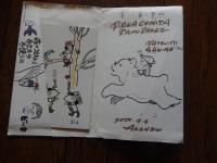砂澤ビッキ　絵葉書5種　タトウ入り　アイヌ コタンの店にて砂澤ビッキ直筆にて宛てを書いていただく。


砂澤ビッキ（Sunazawa Bikky、1931年3月6日 - 1989年1月25日）北海道出身の彫刻家。
1931年3月６日、父・砂澤市太郎（トアカンノ）、母・ベラモンコロの子として近文コタン（現旭川市旭川緑町15丁目)に生まれる。本名は恒雄。幼少からビッキの愛称で呼ばれる。1953年の22歳の時に木彫を始めて、鎌倉へ移住してモダンアート協会に所属。読売アンデパンダン展などにも出展し、阿寒と鎌倉を製作拠点にしていた。1959年に旭川市に戻り、北海道と東京を中心に多くの展覧会に出展した。1978年には上川支庁北部、音威子府村筬島に移住して小学校跡地を自身のアトリエを構えて製作活動をしていた。亡くなるまでの十余年、精力的に木彫作品の制作を行なった。北海道を中心に屋外彫刻も多数手がけるなど、土産物の木彫から出発し、大胆にして繊細、原始的にしてモダンな独自の作風を確立した。その作品は国際的にも評価が高い。1989年に骨髄癌で死去した。 