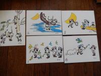 砂澤ビッキ　絵葉書5種　タトウ入り　アイヌ コタンの店にて砂澤ビッキ直筆にて宛てを書いていただく。


砂澤ビッキ（Sunazawa Bikky、1931年3月6日 - 1989年1月25日）北海道出身の彫刻家。
1931年3月６日、父・砂澤市太郎（トアカンノ）、母・ベラモンコロの子として近文コタン（現旭川市旭川緑町15丁目)に生まれる。本名は恒雄。幼少からビッキの愛称で呼ばれる。1953年の22歳の時に木彫を始めて、鎌倉へ移住してモダンアート協会に所属。読売アンデパンダン展などにも出展し、阿寒と鎌倉を製作拠点にしていた。1959年に旭川市に戻り、北海道と東京を中心に多くの展覧会に出展した。1978年には上川支庁北部、音威子府村筬島に移住して小学校跡地を自身のアトリエを構えて製作活動をしていた。亡くなるまでの十余年、精力的に木彫作品の制作を行なった。北海道を中心に屋外彫刻も多数手がけるなど、土産物の木彫から出発し、大胆にして繊細、原始的にしてモダンな独自の作風を確立した。その作品は国際的にも評価が高い。1989年に骨髄癌で死去した。 