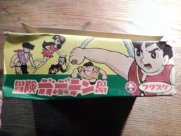  冒険ガボテン島子供靴 　フクスケ 21.0ｃｍ　未使用　箱経年感
『冒険ガボテン島』、1967年4月4日から同年12月26日TBS系列局で放送されていたテレビアニメ。全39話。
原作 豊田有恒、久松文雄　監督 河島治之　構成 河島治之　脚本 豊田有恒、辻真先、石津嵐、吉永淳一キャラクターデザイン 久松文雄　アニメーション制作 TCJ　製作 TBS（企画制作）作者 久松文雄　掲載誌 週刊少年サンデー

無人島に漂着した少年少女たちの、厳しい環境の中で懸命に生きる姿を描いている。夜、遊園地の潜水艇に忍び込んだ「竜太」と妹の「トマト」。だが、偶然にも遊園地の経営者の息子「イガオ」とその友達「キュウリ」と「カボ」も入り込んでいた。竜太とイガオはと取っ組み合いの喧嘩になり、その拍子で誤ってスイッチが入り潜水艇が発進してしまった。懸命に操縦して戻ろうとするがついに燃料が尽き、漂流の果て嵐に巻き込まれた後、無人島に漂着した。彼らはこの島を「ガボテン島」と名付け、島で仲良くなった九官鳥に似た鳥の「ケロ」、ゴリラの「ゴリ」と共に自然の中で、時にはいがみ合いながらも力を合わせて生き抜き、冒険をする。

