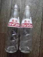 2点　森永ツイスト　森永フレッシュ 200ml　空瓶　
1972年に発売された「森永ツイスト」とデザインが酷似ツイストが炭酸果汁飲料、フレッシュが炭酸なしの果汁飲料。