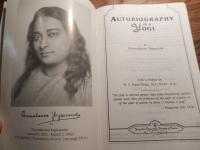Autobiography of a Yogi あるヨギの自叙伝
English Edition by Yogananda Paramahamsa (著)

パラマハンサ・ヨガナンダの『あるヨギの自伝』は、1946年に出版されたスピリチュアルな古典です。ヨガナンダの人生、師の探求、そしてクリヤ・ヨガの教えについて詳しく語られています。この本は多くの人に瞑想とヨガを紹介し、東洋と西洋の両方のスピリチュアル界に影響を与えてきました。