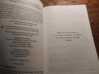 Autobiography of a Yogi あるヨギの自叙伝
English Edition by Yogananda Paramahamsa (著)

パラマハンサ・ヨガナンダの『あるヨギの自伝』は、1946年に出版されたスピリチュアルな古典です。ヨガナンダの人生、師の探求、そしてクリヤ・ヨガの教えについて詳しく語られています。この本は多くの人に瞑想とヨガを紹介し、東洋と西洋の両方のスピリチュアル界に影響を与えてきました。