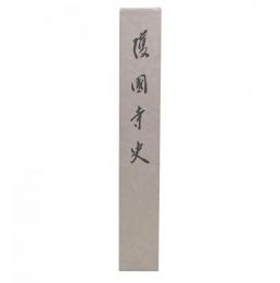 護国寺史　護国寺史編纂委員会
    出版社 護国寺　刊行年 昭和63年初版函付き　ページ数 402p　サイズ A5 

護国寺の歴史は、五代将軍徳川綱吉が、生母・桂昌院の願いを受けて1681年（天和元年）に創建した祈願寺であるというものと、平安時代の国家鎮護のために建立され空海に下賜された教王護国寺（東寺）の歴史の二つがある。東京の護国寺（文京区）は、桂昌院の念持仏である天然琥珀の如意輪観世音菩薩を本尊とし、元禄時代の建築工芸の粋を集めた堂宇と、桃山期の建築美を伝える月光殿が国の重要文化財に指定。﻿大本山護国寺（東京都文京区）歴史　創建：天和元年（1681年）に徳川五代将軍・徳川綱吉が、生母・桂昌院の願いにより、上野国（群馬県）碓氷八幡宮の別当であった大聖護国寺の亮賢僧正を招いて開山。﻿桂昌院の念持仏を本尊とし、将軍家の武運長久を祈願する寺として建立。﻿
主要な建築物と文化財：本堂（観音堂）は、元禄時代の面影を残す建築。﻿月光殿は、近江三井寺より移築された書院造りで、桃山期の建築美を今に伝えています。﻿明治16年（1883年）と大正15年（1926年）に火災により多くの堂宇を失いましたが、本堂や月光殿などは保存・再建されました。﻿
