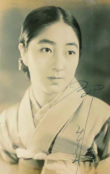 及川道子サイン入ポートレイト / 古本、中古本、古書籍の通販は