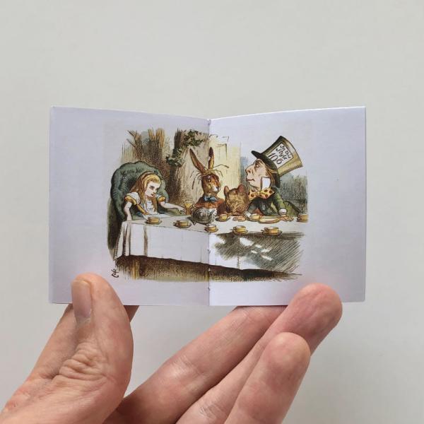 英語版 不思議の国のアリス 豆本 ウサギのミニチュア フィギュア カラー小冊子つき Nicolas Codron 古本 中古本 古書籍の通販は 日本の古本屋 日本の古本屋
