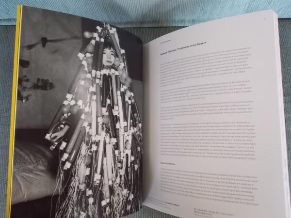 田中敦子 ： アート・オブ・コネクティング(図録 テクスト：長谷川祐子