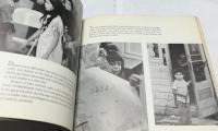 英文)フォト・ドキュメント　北米先住民族の1960年代の現状　Land of the Four Directions: A Portrait of North American Indian Life Today
