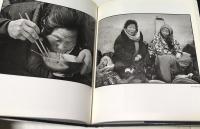 韓・英文)ユン・チューヤン 写真集　韓国の母たち  THE MOTHERS 어머니: Photographs by Yoon Chuyung