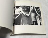 英文)誌＋写真 点のような人間　A Man Never Becoming a Line..