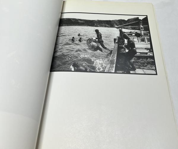 裸海女 韓文)濟州海女 THE WOMEN DIVERS OF CHEJU(写真：徐在哲、文：金榮敦) / 古本、中古本、古書籍の通販は「日本の古本屋」 /  日本の古本屋
