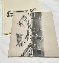 蘭英独仏文)女性のヌードで作ったアルファベット　Alphabet van Anthon Beeke
Gefotografeerd door Geert Kooiman
Produktie door Anna Beeke
Reportage door Ed van der Elsken
(Alphabet by Anthon Beeke
Photography by Geert Kooiman
Produced by Anna Beeke
Story by Ed van der Elsken)