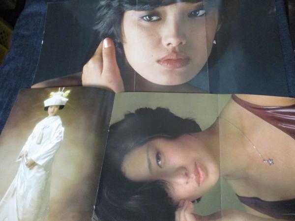 切り抜き】山口百恵 15ページ（表紙含む） ピンナップ3枚 / 古本