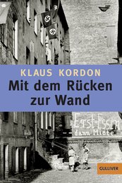 Mit dem Rucken zur Wand