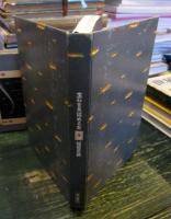 宝石を見詰める女