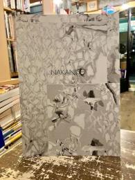 中央・瞬きなく