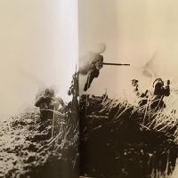 [英]Hitler Moves East
