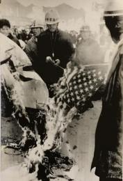 [英]SASEBO, JAPAN: Japanese leftist students burn an American flag and a Japanese flag here.