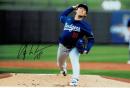 ロサンゼルス・ドジャース山本由伸自筆サイン入写真(2)  Yoshinobu Yamamoto