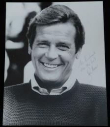 ロジャー・ムーア自筆サイン入写真　Roger Moore　（3）