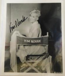 キム・ノヴァク自筆サイン入写真（2）　Kim Novak