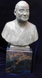 建畠覚造作「吉田茂ブロンズ像」