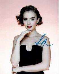 リリー・コリンズ自筆サイン入写真（２）　Lily Collins