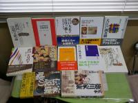 江戸・家康・鎖国に関する選書・NHKブックスほか12冊セット　　・江戸の市場経済　岡崎哲二　・鎖国の比較文明論　上垣外憲一　・江戸のノイズ　櫻井進　・江戸の風評被害　鈴木浩三　・家康伝説の嘘　渡邊大門　・江戸名物評判記案内　新書　中野三敏　ほか計12冊　ゆうパック60サイズ送付　　H2左4