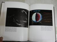 BEYOND　THE　KNOWN　UNIVERSE　　I・M・LEVITT　英文ハードカバー　裸本　ヤケシミ汚難痛有　　S1下段　送料300円