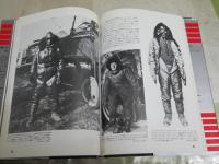 アメリカ陸軍航空隊衣料史　　　コンバットフライングクロージング　　C・G・スィーティング著　日本語版監修今井今朝春　訳仙波喜代子　　初版　ヤケシミ汚難有　E2右上　送料300円