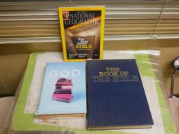 ・THE CASE　OF GOD　　KAREN　ARMSTRONG　・THE BOOK OF THE BIBLE ・NATIONAL GEOGRAPHIC　2011年12月号THE KING JAMES BIBLE　3冊英文セット　ヤケシミ汚難痛有　　ゆうパック送付　E9左中　