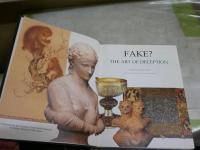 FAKE？　THE ART OF DECEPTION 　　MARK JONES　　ハードカバー　線引き1頁4行有　ヤケシミ汚難有　レターパックプラス送付　E2左中