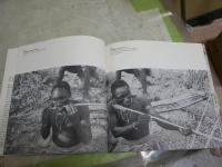 HUNTERS　AND GATHERERS 　　JAMES WOODBURN 　ペーパーバックヤケシミ汚難痛有　　E2右中　送料300円　
