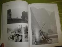 MAGNUM　WORLD　マグナムフォト創設50周年記念写真展　図録　126頁　E1右