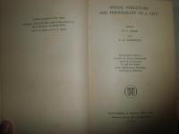 Social Structure and Personality　in a　city    oeser 　hammond著  見返し日付記名有　ヤケシミ汚難有　L2