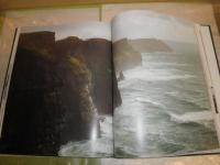 THE CELTIC WORLD　　洋書　ケルトの世界　ハードカバー　カバー痛難有　小口少汚　　見返しテープ跡有　ゆうパック送付　　E2左