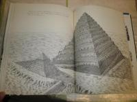 ピラミッド　巨大な王墓建設の謎を解く　デビッド・マコーレイ作　3刷　ハードカバー　87頁　ヤケシミ少汚有　　E2左