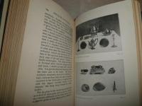 antiques and curios in our homes　　ハードカバー　ヤケシミ多し　難汚有　カバー欠裸本　　洋書　G2右
　