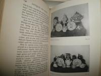 antiques and curios in our homes　　ハードカバー　ヤケシミ多し　難汚有　カバー欠裸本　　洋書　G2右
　