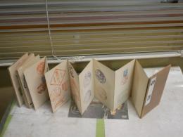 記念スタンプ帖　蛇腹折り　　・赤穂浪士19名　・坊ちゃん10種　三原山・伊東屋その他　　ヤケシミ汚有　E10右奥箱